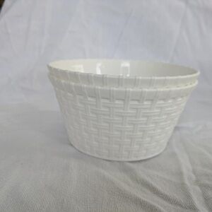 2pk 37oz Plastic Woven Baskets white - Bullseye's Playground NWT